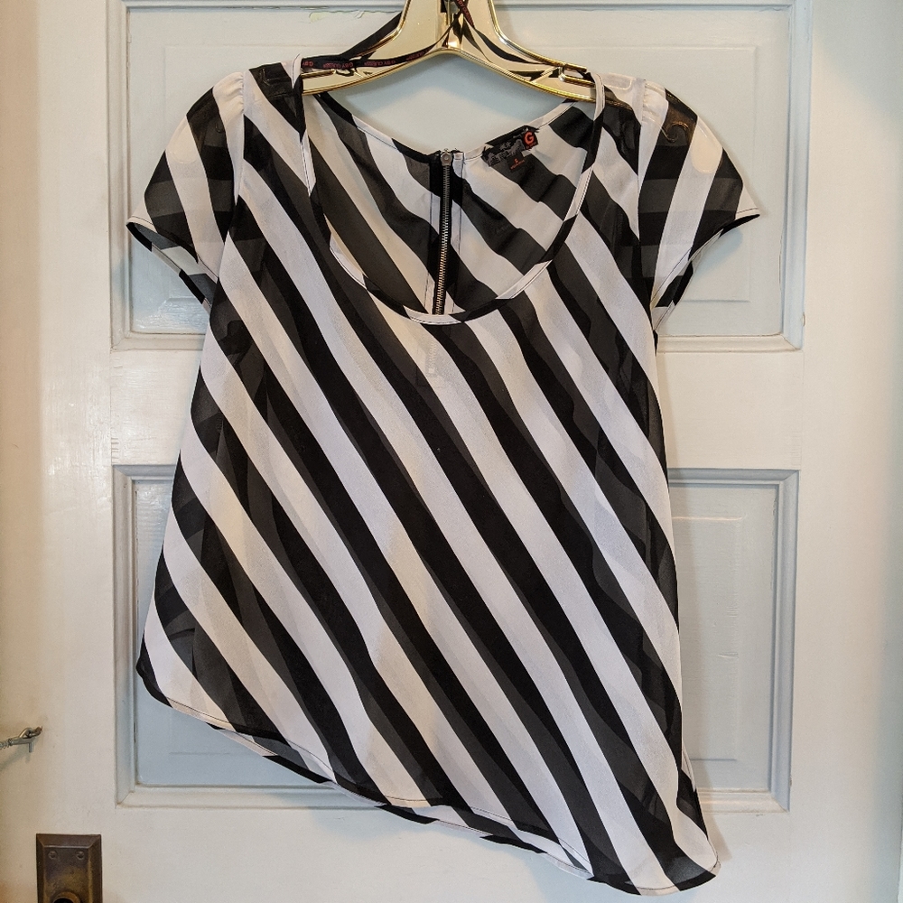GUESS Flowy Chiffon Asymmetrical Top Short Sleeve